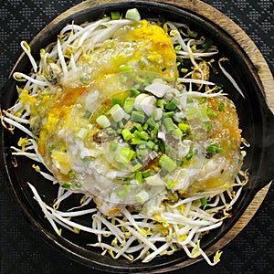 Fried oyster with bean sprout