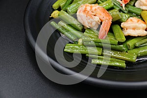 Fried shrimp with lentils and asparagus