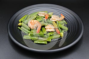 Fried shrimp with lentils and asparagus