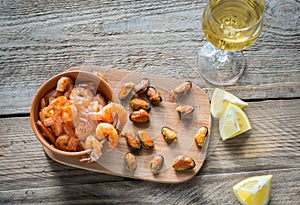 Fried shrimps and mussels with glass of white wine