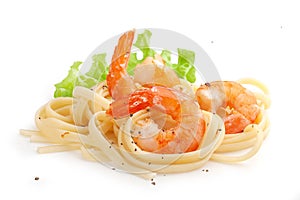 Fried shrimps with pasta and lettuce