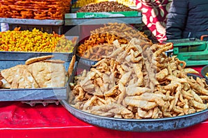 Frito comida sobre el El mercado en municipio de cachemira 