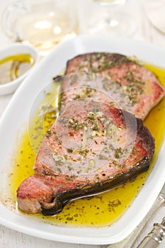 Fried tuna with olive oil and garlic