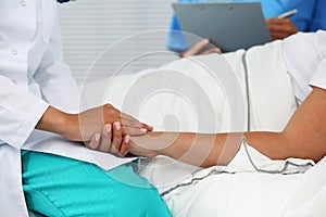 Priateľský žena lekár ruky držanie ruka 