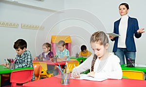 Amigable el maestro una mujer ayúdamos durante lección en aula 