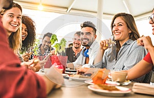 Amigos grupo bebiendo sobre el café un restaurante 