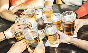 Amigos manos bebiendo sobre el cervecería un restaurante amistad joven feliz común a enganar 