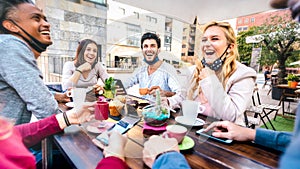 Friends having fun drinking cappuccino at coffee house - Young people laughing together at restaurant cafeteria