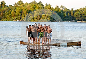 Amigos sobre el verano cámping 