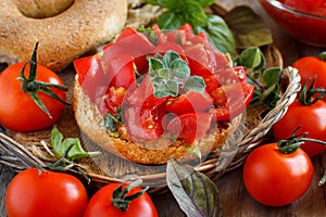 Frisella seasoned with tomatoes and herbs