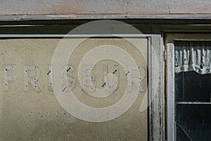 friseur schrift auf einer fassade von einem gebaeude