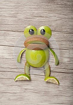 Frog made of kiwi and apple