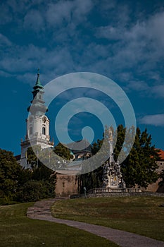 Žabí pohľad na známy Nitriansky hrad, kultúrnu pamiatku v meste Nitra na Slovensku v horúce hmlisté letné ráno