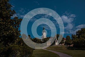 Žabí pohľad na známy Nitriansky hrad, kultúrnu pamiatku v meste Nitra na Slovensku v horúce hmlisté letné ráno