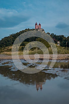 Žabí výhled panorama Banskoštiavnické kavalérie na Slovensku je nádherný barokní objekt, koupající se v letním slunci.