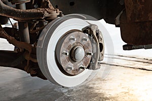 Front disc brakes in removable cars for changing tires