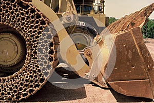 Front end loader with metal caterpillar style wheel
