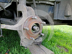 Front hub of the car with the brake system dismounted, Preparing to replace the bearing