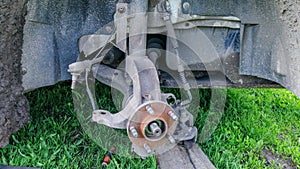 Front hub of the car with the brake system dismounted, Preparing to replace the bearing