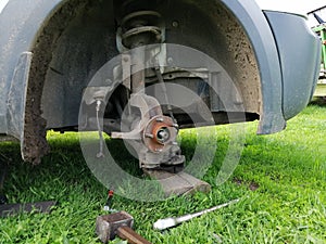 Front hub of the car with the brake system dismounted, Preparing to replace the bearing