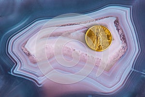 Front Side of Gold US Ten-cent Coin on a beautiful Agate Tunderegg.