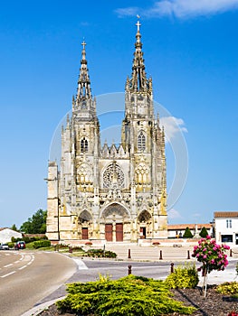 front view of Basilique Notre-Dame de l'Epine