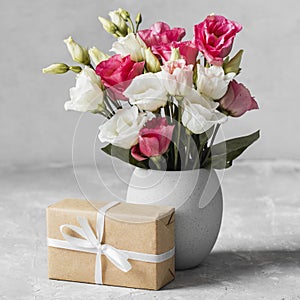 front view bouquet roses vase wrapped gift