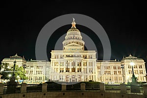 Front view of the capital building of Austin, Tx
