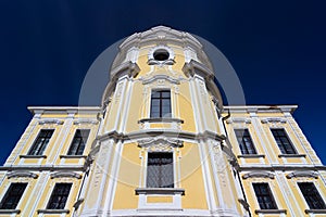 Front view of Kravare chateau