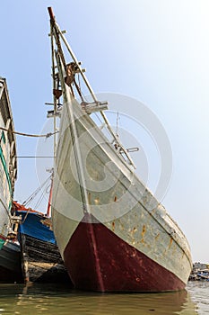 Front view Pinisi vessel photo