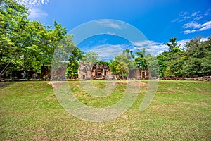 Front view of Prasat Ta Muean Thom