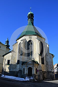 Čelní pohled na kostel sv. Kateřiny v Banské Štiavnici, Slovensko během zimní sezóny 2017