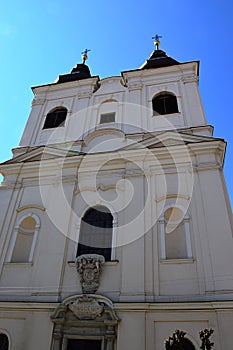 Pohľad spredu na dvojvežu z neskorobarokovej sakrálnej stavby kostola Najsvätejšej Trojice v Trnave na západnom Slovensku