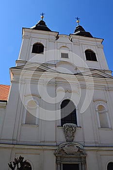 Pohľad spredu na dvojvežu z neskorobarokovej sakrálnej stavby kostola Najsvätejšej Trojice v Trnave na západnom Slovensku