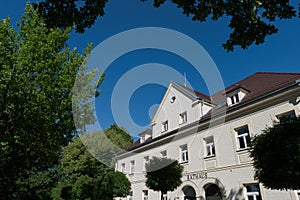 Frontansicht Rathaus in OberschleiÃŸheim bei MÃ¼nchen im Sommer mit blauem Himmel