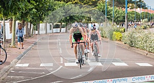 Frontrunners in a bend on the final Triathlon Championship of Fra