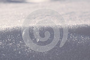 Zmrznutá bublina na snehu počas hlbokého a chladného . Slovensko