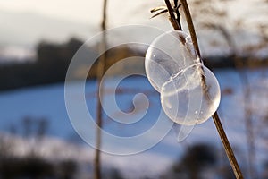 Zmrazené bubliny na sněhu během hlubokého a chladného. Slovensko