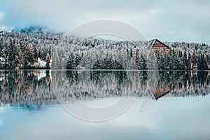 Zamrznutá príroda pri jazere, vianočná scenéria, zimná krajina. Štrbské pleso, slovensko