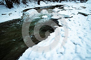 Zamrzlá řeka s kusem ledu