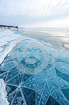 Frozen surface geometric patterns in ice