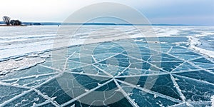 Frozen surface geometric patterns in ice