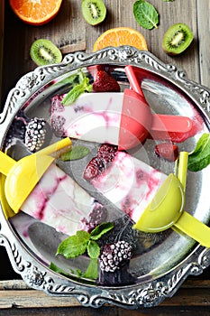 Frozen yogurt pops with berries