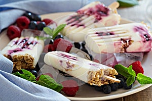 Frozen yogurt popsicles with oats and jam