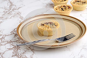 Fruit crumble tart with a fork