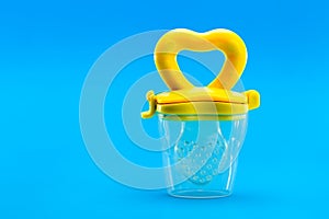 Fruit feeder for feeding weaned babies.