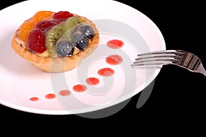 Fruit tart with strawberry sauce