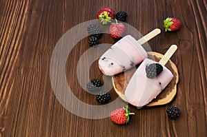 Fruit and yoghurt ice-lolly with strawberries and blackberries