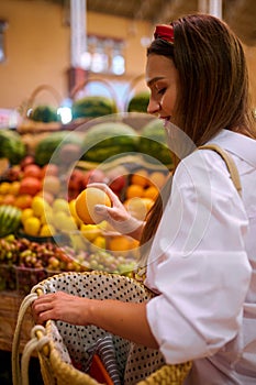 A pisture of a female client in a fruits store