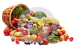 Una gran cesta llena de diversas frutas y verduras de colores aislados sobre blanco de fondo del estudio.